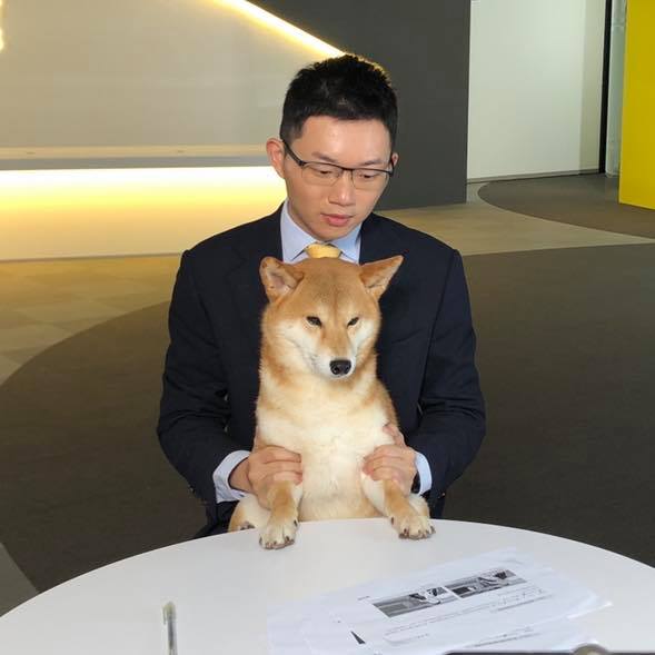 視網膜平常主持時都會帶著愛犬「柚子」一起同台。 圖:翻攝臉書粉絲專頁 視網膜平常主持時都會帶著愛犬「柚子」一起同台。 圖:翻攝臉書粉絲專頁