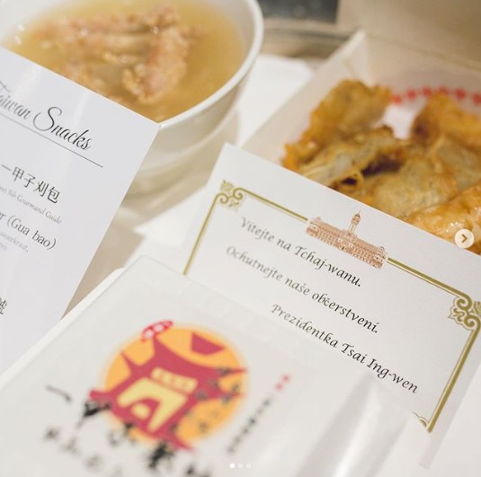 今晚我想來點總統級的推薦！蔡英文深夜Po「給捷克朋友的宵夜文」