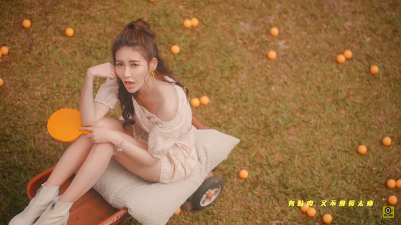 愷樂在MV中以一身甜美的米色套裝現身,和陳零九有不少互動。 圖:翻攝YouTube 愷樂在MV中以一身甜美的米色套裝現身,和陳零九有不少互動。 圖:翻攝YouTube