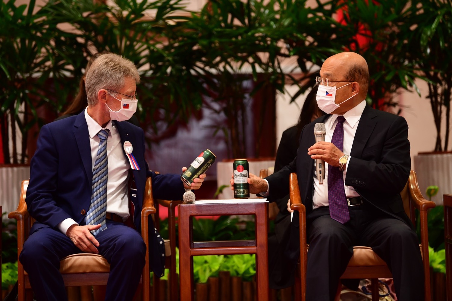 行政院長蘇貞昌今(2)日特別準備捷克啤酒迎接捷克參議院議長韋德齊(Miloš Vystrčil)到訪行政院。 圖:行政院提供 行政院長蘇貞昌今(2)日特別準備捷克啤酒迎接捷克參議院議長韋德齊(Miloš Vystrčil)到訪行政院。 圖:行政院提供