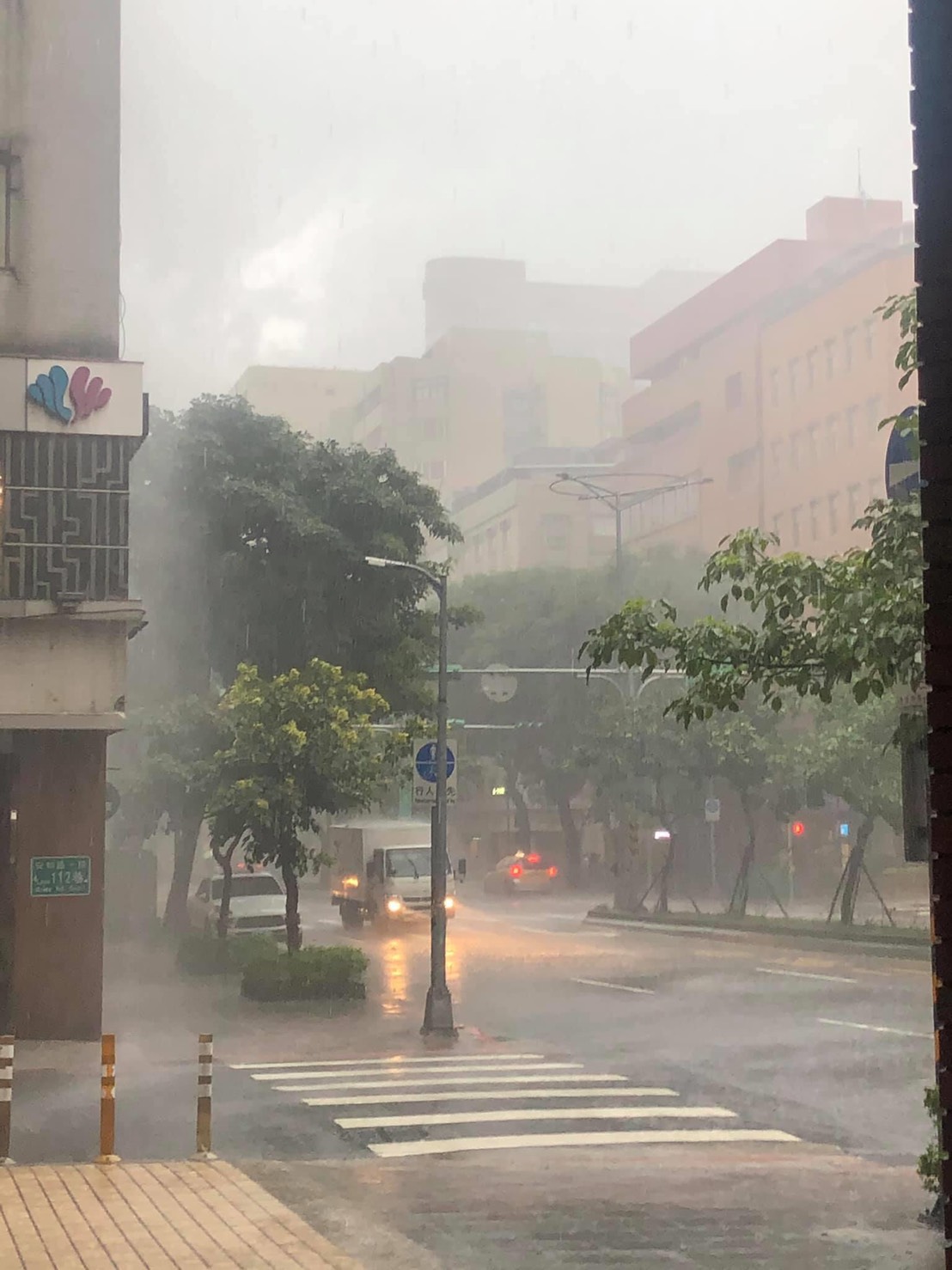 出門帶雨具！低壓帶壟罩全台 這2區慎防雷雨胞突襲