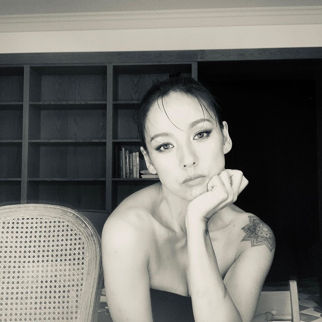 李孝利曾在節目上霸氣拒絕毛毯蓋腳,她認為應該要是看的人管好自己的眼睛,而不是要穿的人注意衣著。 圖:翻攝自李孝利IG 李孝利曾在節目上霸氣拒絕毛毯蓋腳,她認為應該要是看的人管好自己的眼睛,而不是要穿的人注意衣著。 圖:翻攝自李孝利IG