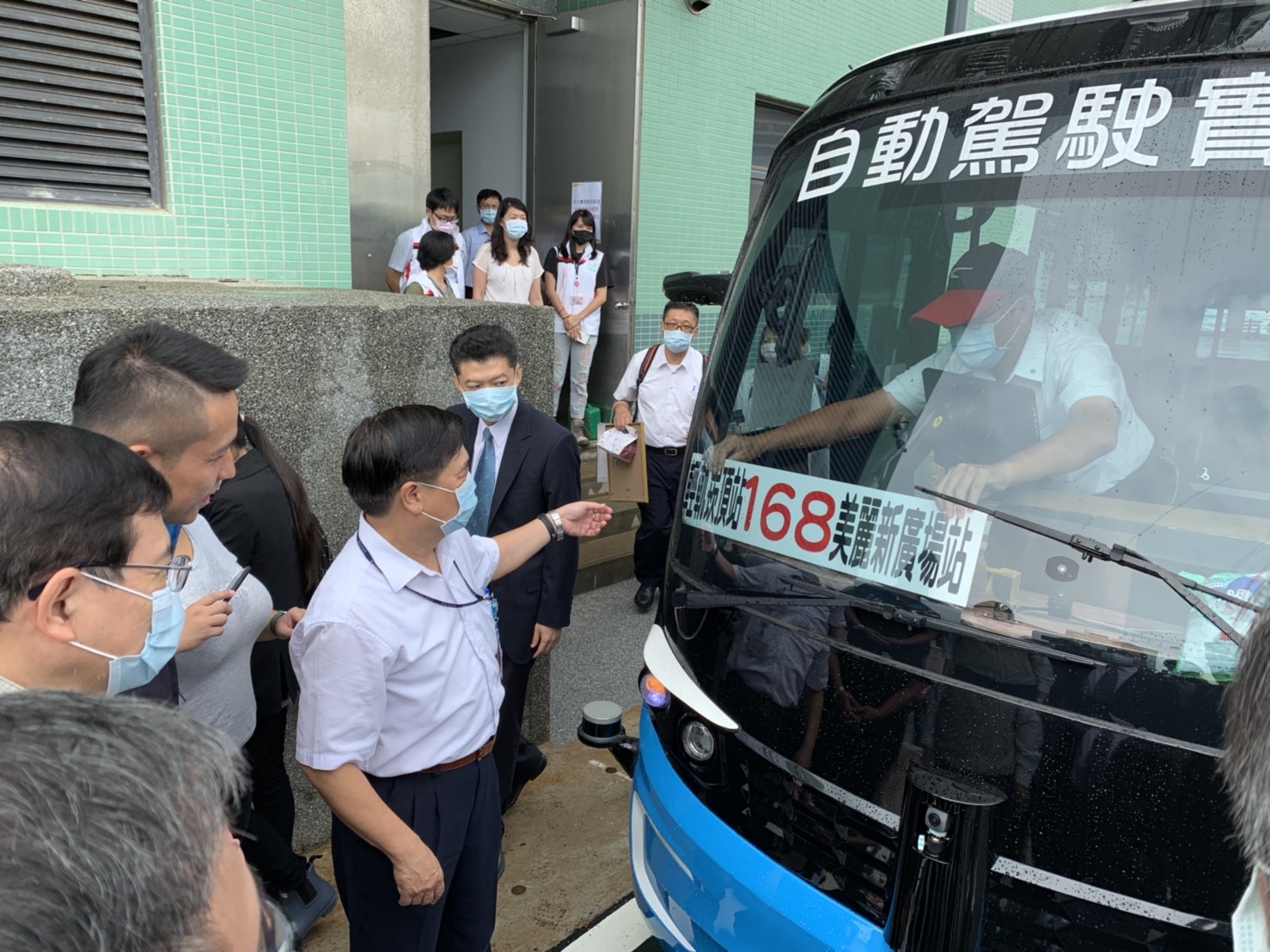 「智駕電巴168」以淡海輕軌崁頂站及美麗新影城站作為起迄點,來回距離共1.2公里。 圖:新北市交通局/提供 「智駕電巴168」以淡海輕軌崁頂站及美麗新影城站作為起迄點,來回距離共1.2公里。 圖:新北市交通局/提供