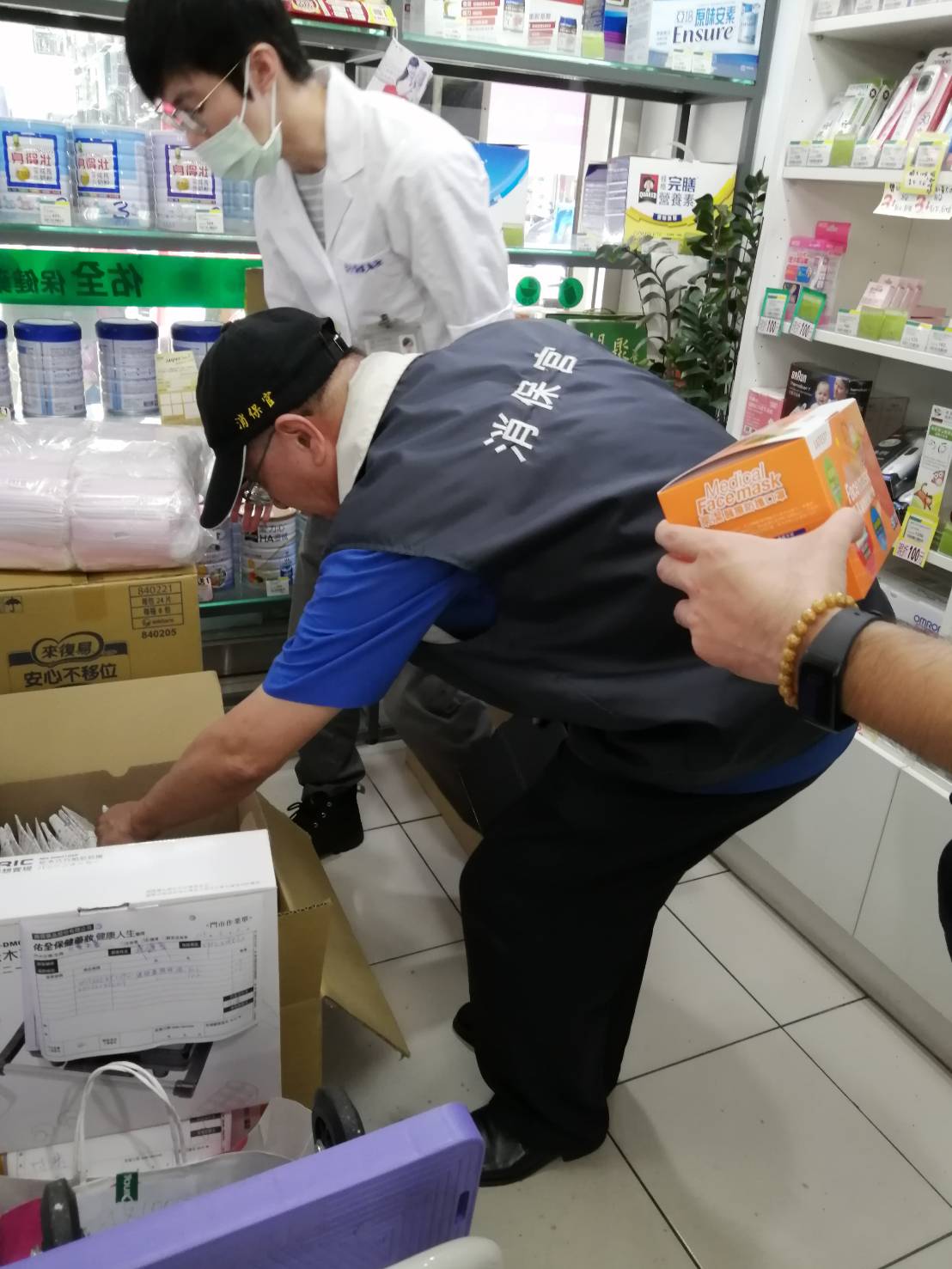 新北市藥局傳出每日配送收到中央郵寄來自「口罩國家隊」生產的口罩,竟疑似有「中國製」口罩混雜其中。 圖:新北市政府 / 提供 新北市藥局傳出每日配送收到中央郵寄來自「口罩國家隊」生產的口罩,竟疑似有「中國製」口罩混雜其中。 圖:新北市政府 / 提供