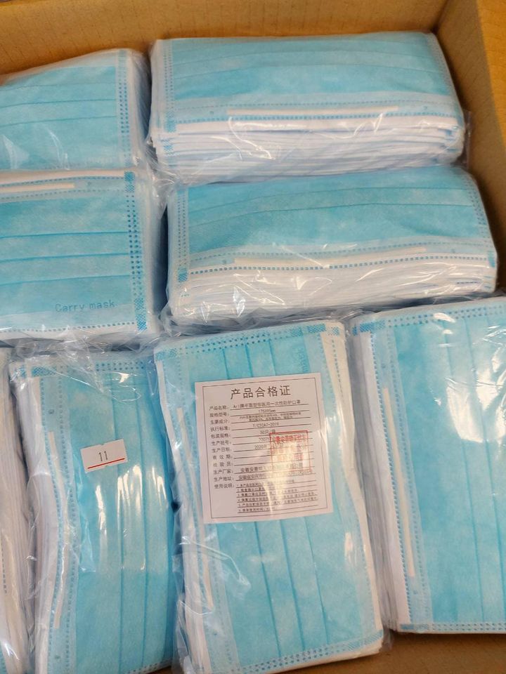立委林奕華今(3)天爆料,新北市淡水區多家藥局,2日陸續收到衛生福利部配送的實名制口罩,但卻是中國大陸製的非醫療用口罩。 圖 : 翻攝自林奕華臉書 立委林奕華今(3)天爆料,新北市淡水區多家藥局,2日陸續收到衛生福利部配送的實名制口罩,但卻是中國大陸製的非醫療用口罩。 圖 : 翻攝自林奕華臉書