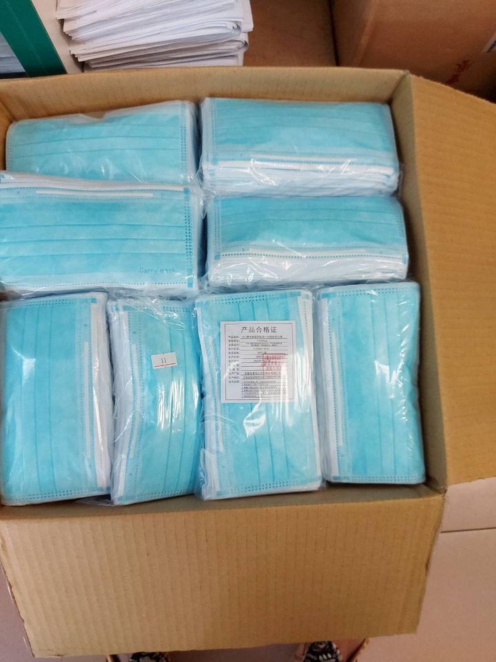 立委林奕華今(3)天爆料,新北市淡水區多家藥局,2日陸續收到衛生福利部配送的實名制口罩,但卻是中國大陸製的非醫療用口罩。 圖 : 翻攝自林奕華臉書 立委林奕華今(3)天爆料,新北市淡水區多家藥局,2日陸續收到衛生福利部配送的實名制口罩,但卻是中國大陸製的非醫療用口罩。 圖 : 翻攝自林奕華臉書