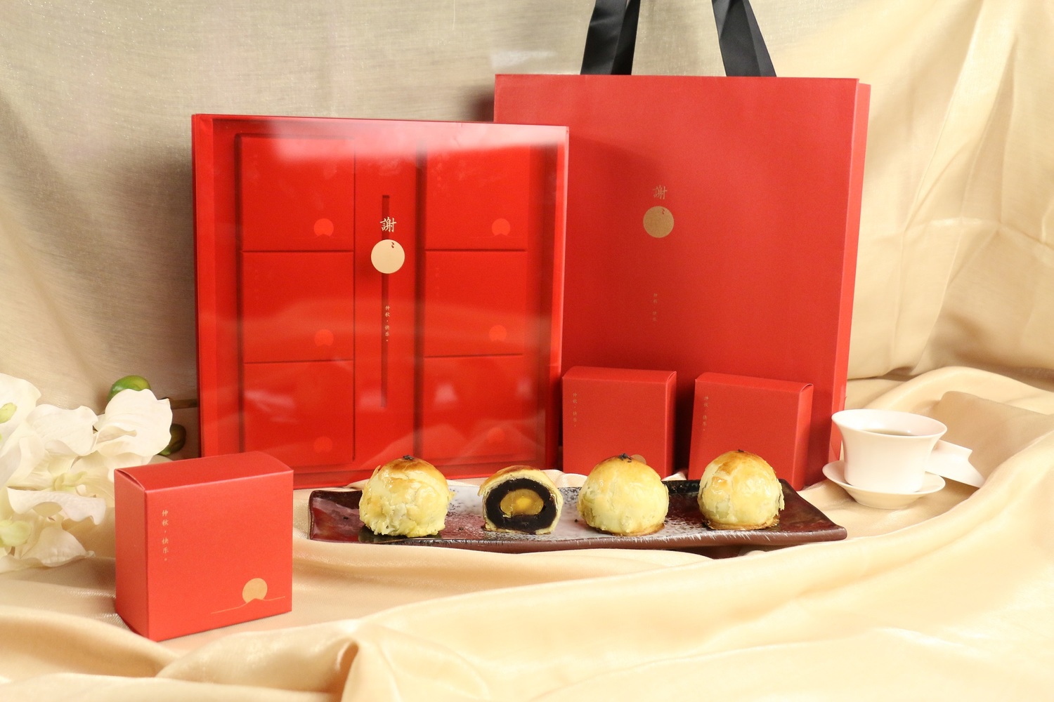 星享道酒店的中秋禮盒,是以台灣新銳藝術家作品延伸出成熟的珠寶盒,內裝如同珠寶般的人氣蛋黃酥。 星享道酒店/提供 星享道酒店的中秋禮盒,是以台灣新銳藝術家作品延伸出成熟的珠寶盒,內裝如同珠寶般的人氣蛋黃酥。 星享道酒店/提供