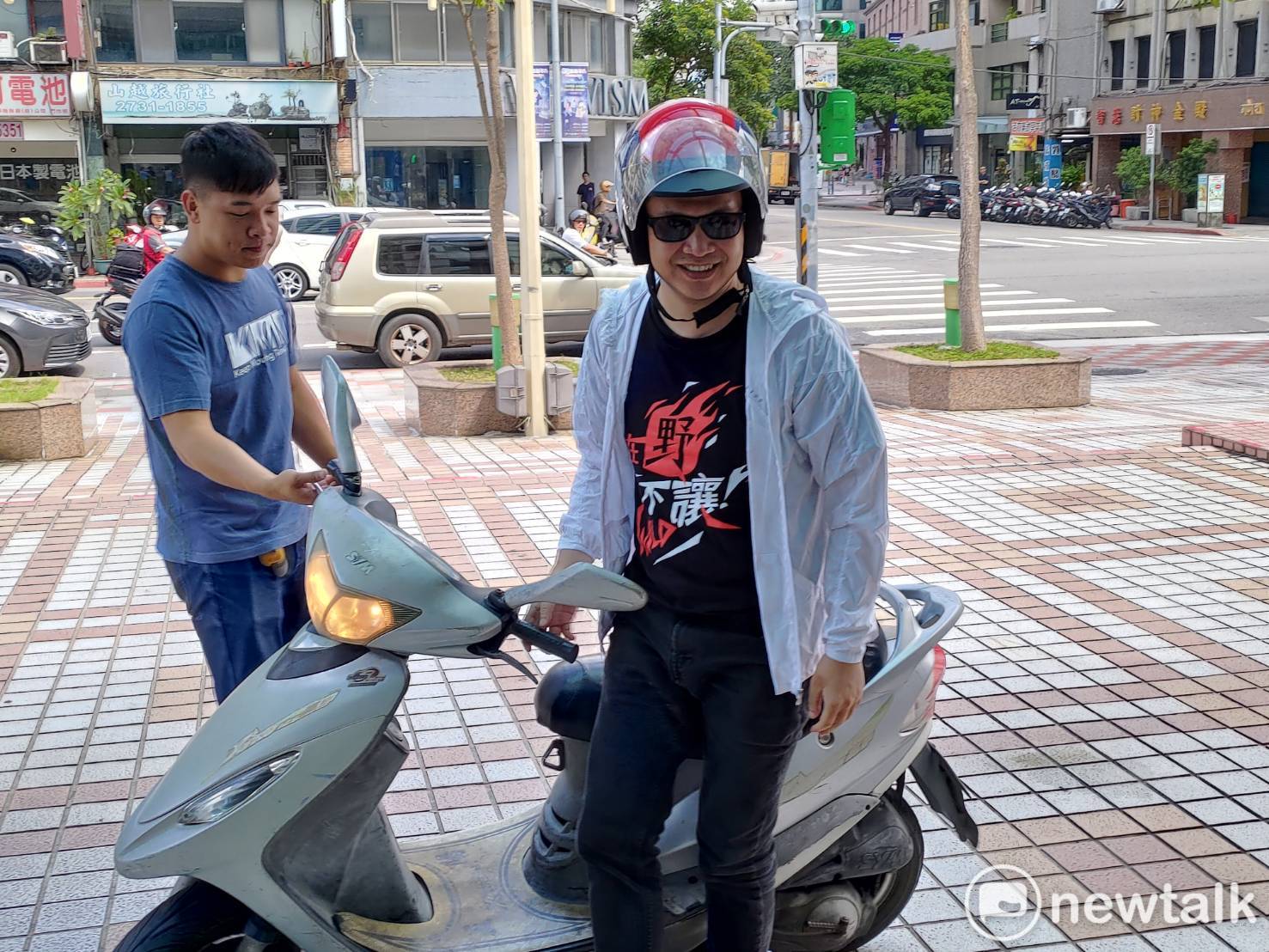 國民黨革命實踐研究院長羅智強完成機車環保之旅。 圖:黃建豪/攝 國民黨革命實踐研究院長羅智強完成機車環保之旅。 圖:黃建豪/攝