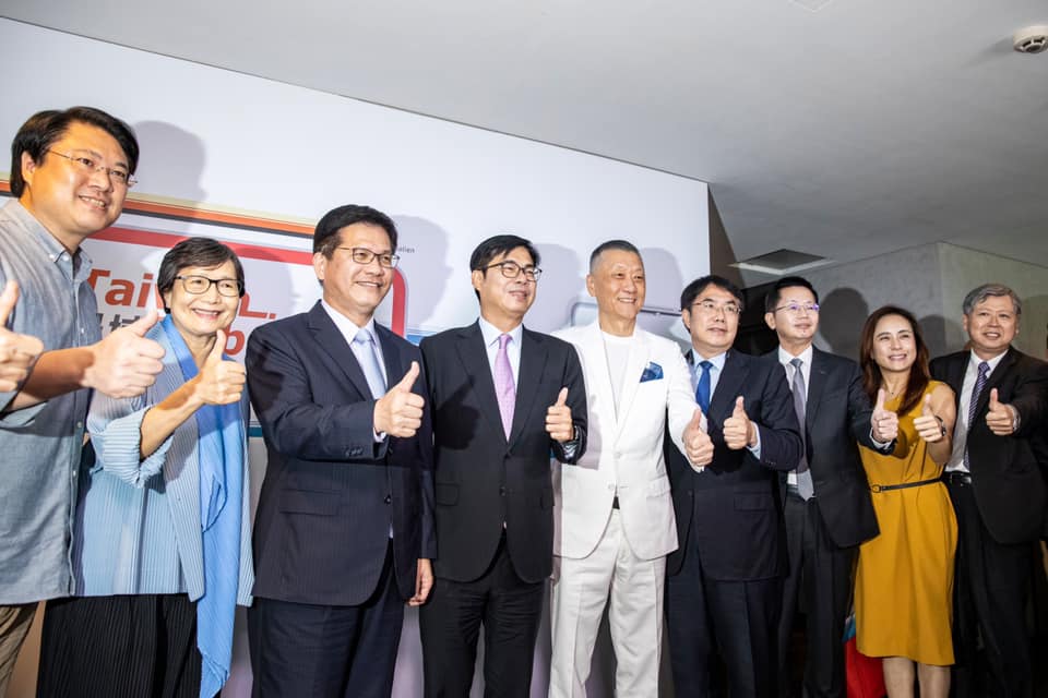交通部長林佳龍(圖左3)和高雄市長陳其邁(圖左4),以及台南市長黃偉哲(圖右4)一同出席郵輪環島啟航記者會。 圖:翻攝自林佳龍臉書 交通部長林佳龍(圖左3)和高雄市長陳其邁(圖左4),以及台南市長黃偉哲(圖右4)一同出席郵輪環島啟航記者會。 圖:翻攝自林佳龍臉書