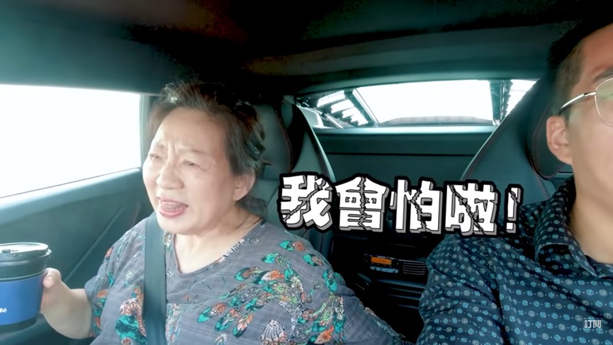 Joeman猛催油門,一路狂飆加速,嚇傻坐在副駕的媽媽。 圖:翻攝自Joeman Youtube Joeman猛催油門,一路狂飆加速,嚇傻坐在副駕的媽媽。 圖:翻攝自Joeman Youtube