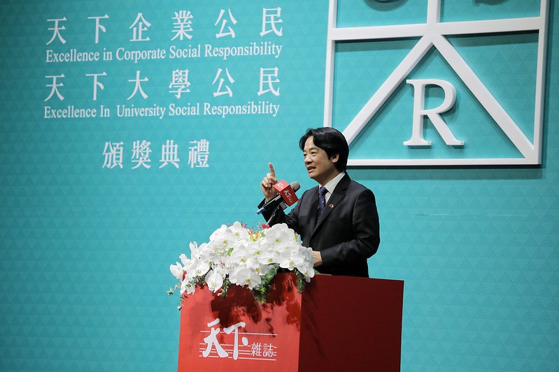 賴副總統支持庇護工場  當一日志工製作手工皂