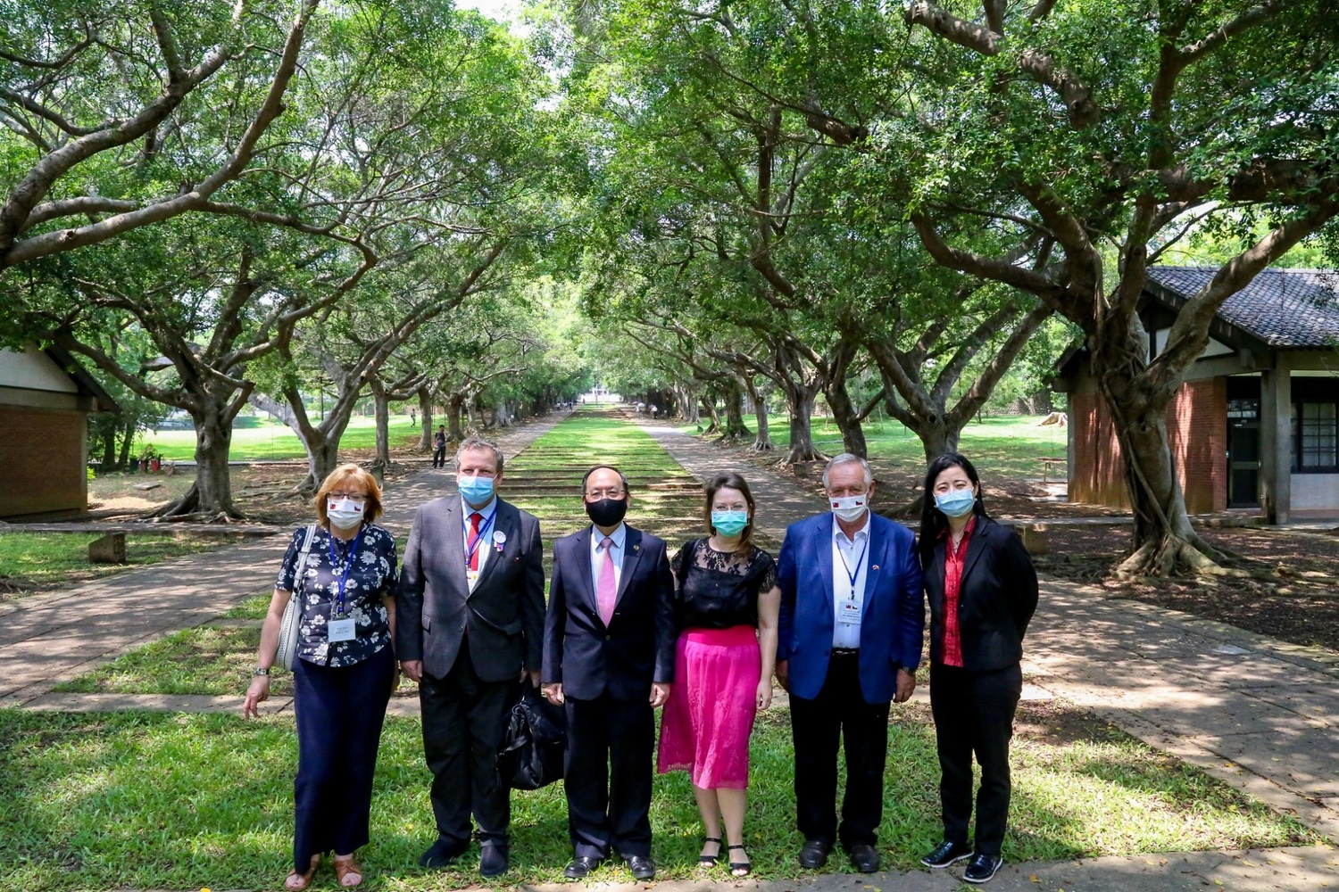 捷克學術參訪團於東海大學文理大道合影。 東海大學/提供 捷克學術參訪團於東海大學文理大道合影。 東海大學/提供
