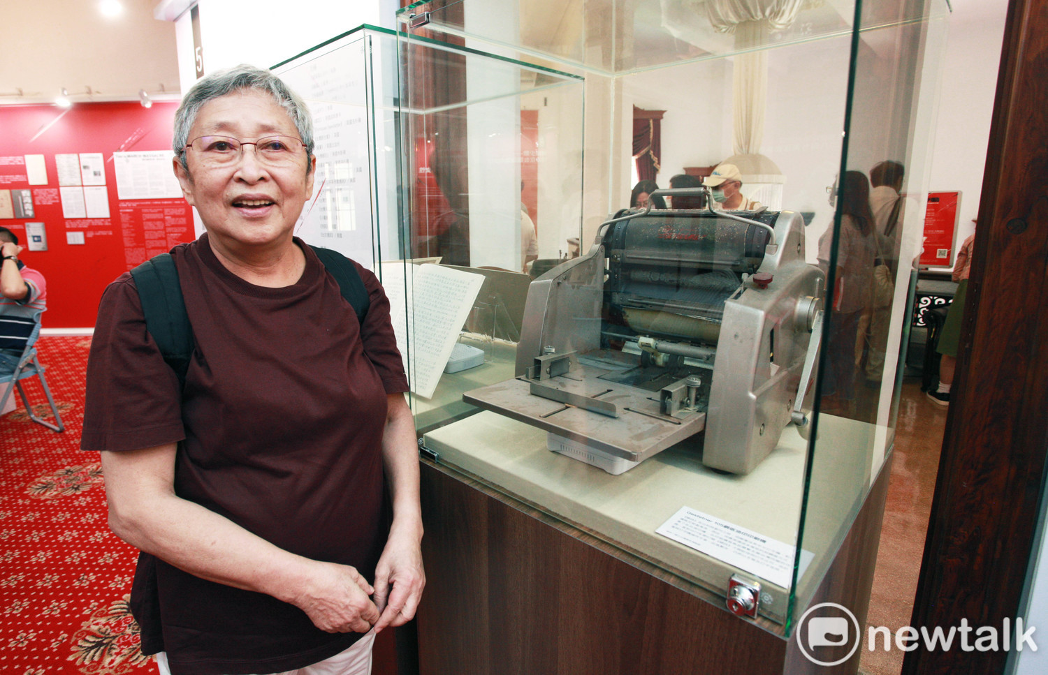 何康美說這台油印機是她在比利時為了出刊「鄉訊」特別存錢買的,最近運回台灣贈給台灣歷史博物館館藏。 圖:林昀真/攝 何康美說這台油印機是她在比利時為了出刊「鄉訊」特別存錢買的,最近運回台灣贈給台灣歷史博物館館藏。 圖:林昀真/攝