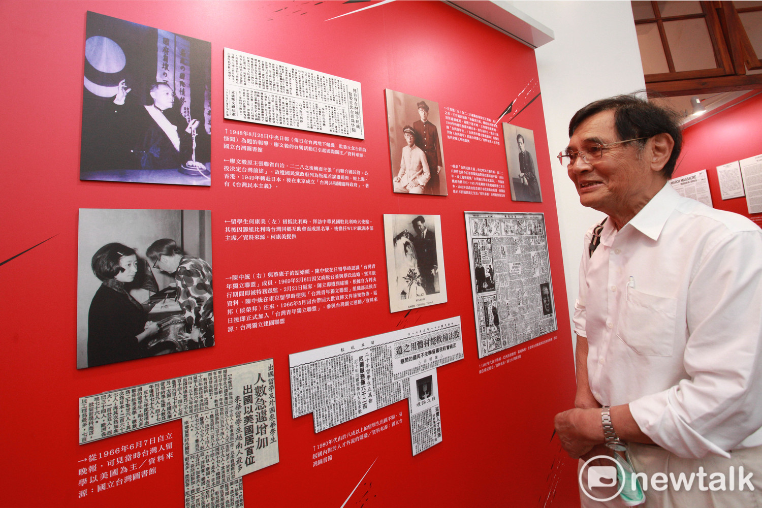 台獨聯盟主席陳南天細細端詳過去海外獨立運動努力的足跡。 圖:林昀真/攝 台獨聯盟主席陳南天細細端詳過去海外獨立運動努力的足跡。 圖:林昀真/攝