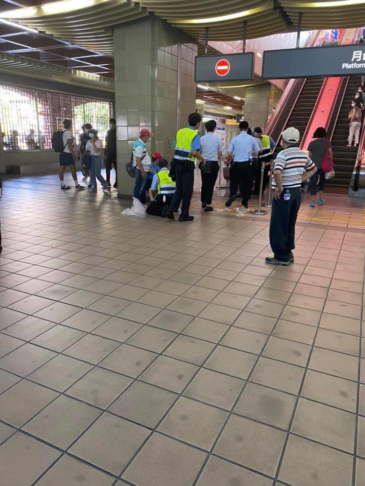 淡水捷運站傳出男童遭電扶梯夾腳意外,緊急送往馬偕醫院,現場留下斑斑血跡。 圖:取自爆料公社 淡水捷運站傳出男童遭電扶梯夾腳意外,緊急送往馬偕醫院,現場留下斑斑血跡。 圖:取自爆料公社