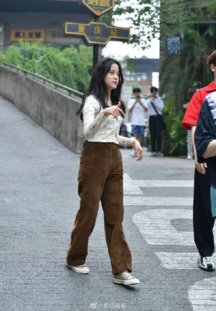 歐陽娜娜零修圖照曝光,遭網友狂酸發福。 圖:翻攝自微博 歐陽娜娜零修圖照曝光,遭網友狂酸發福。 圖:翻攝自微博