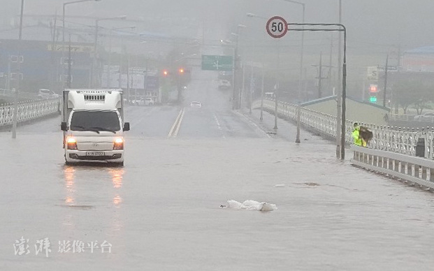 海神颱風為韓國釜山一帶帶來豪雨。 圖:翻攝自澎湃新聞 海神颱風為韓國釜山一帶帶來豪雨。 圖:翻攝自澎湃新聞