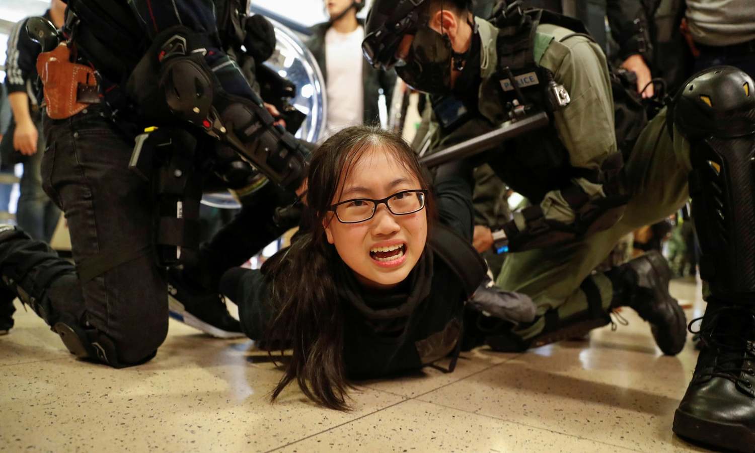 女性港警嚴重不足因此時常發生執法爭議 圖:擷取自臉書 女性港警嚴重不足因此時常發生執法爭議 圖:擷取自臉書