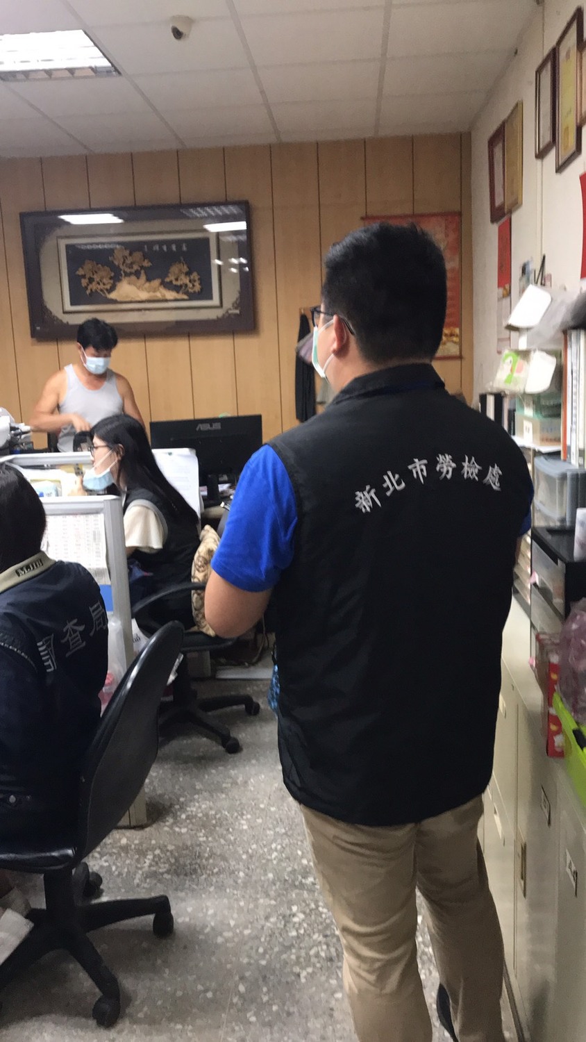 新北市勞工局全面清查口罩工廠是否有過勞情形。 圖:新北市政府勞工局/提供 新北市勞工局全面清查口罩工廠是否有過勞情形。 圖:新北市政府勞工局/提供