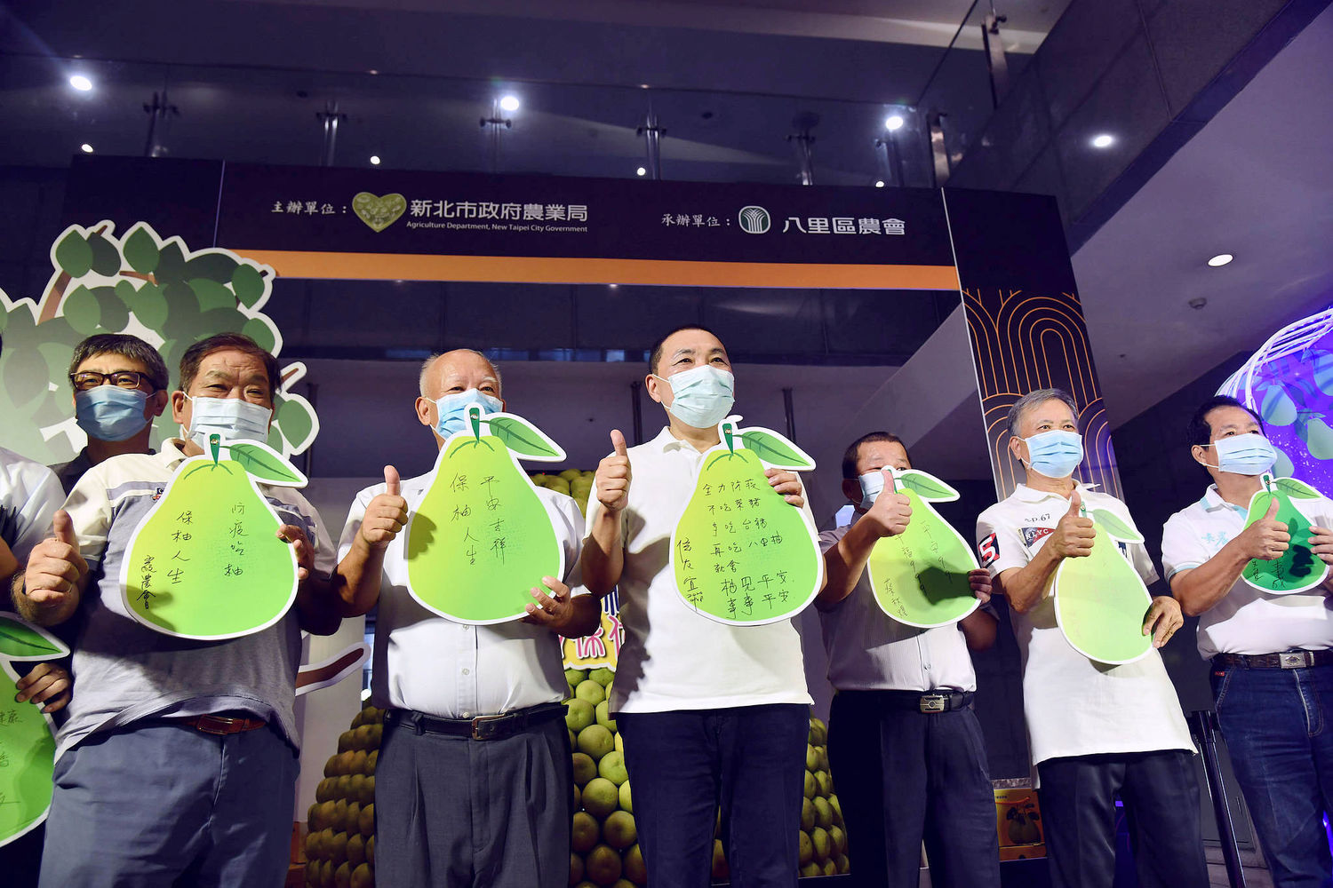 新北侯友宜等人行銷文旦柚作為「幸福八里」的最佳品牌。 圖:新北市新聞局提供 新北侯友宜等人行銷文旦柚作為「幸福八里」的最佳品牌。 圖:新北市新聞局提供
