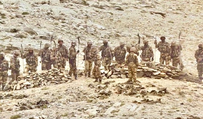 中國解放軍在熱藏拉以北的山脊上,手持突擊槍與關刀、長矛等中世紀武器,嗆聲印度軍隊。 圖:翻攝自Eternal Traveller推特 中國解放軍在熱藏拉以北的山脊上,手持突擊槍與關刀、長矛等中世紀武器,嗆聲印度軍隊。 圖:翻攝自Eternal Traveller推特
