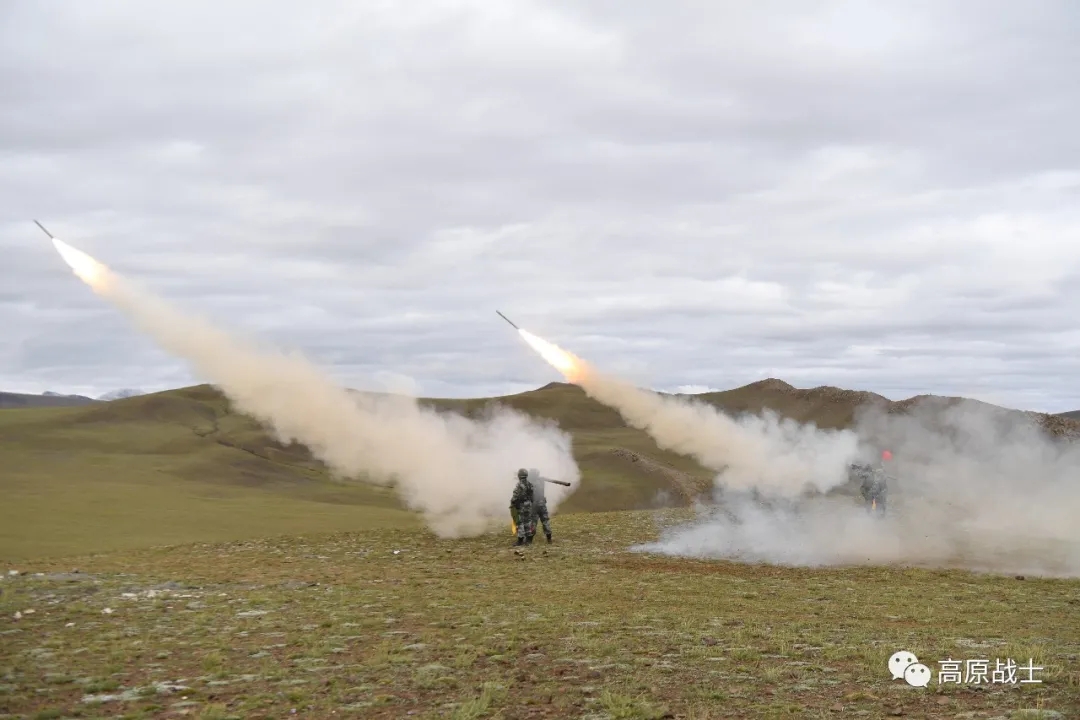 解放軍在西藏高原進行實彈射擊訓練。 圖:取自中國軍網 解放軍在西藏高原進行實彈射擊訓練。 圖:取自中國軍網
