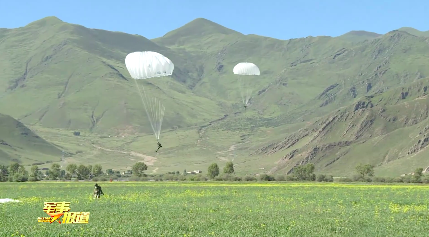 西藏軍區特戰隊員空降特訓。 圖:截自軍事報道影片 西藏軍區特戰隊員空降特訓。 圖:截自軍事報道影片