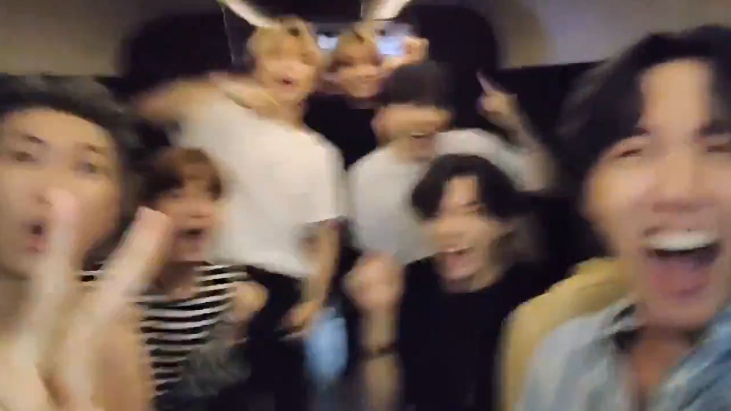 BTS得知消息後超級開心,影片興奮到模糊。 圖:截圖自BTS推特 BTS得知消息後超級開心,影片興奮到模糊。 圖:截圖自BTS推特