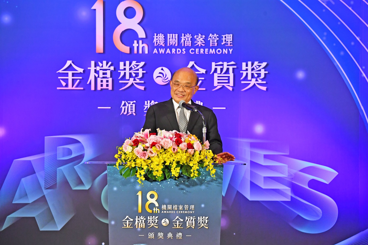 行政院長蘇貞昌今(9)天下午出席「第18屆機關檔案管理金檔獎暨金質獎頒獎典禮」前受訪,意外引發和朱立倫辦公室為故宮國寶肉形石互嗆。 圖:行政院提供 行政院長蘇貞昌今(9)天下午出席「第18屆機關檔案管理金檔獎暨金質獎頒獎典禮」前受訪,意外引發和朱立倫辦公室為故宮國寶肉形石互嗆。 圖:行政院提供