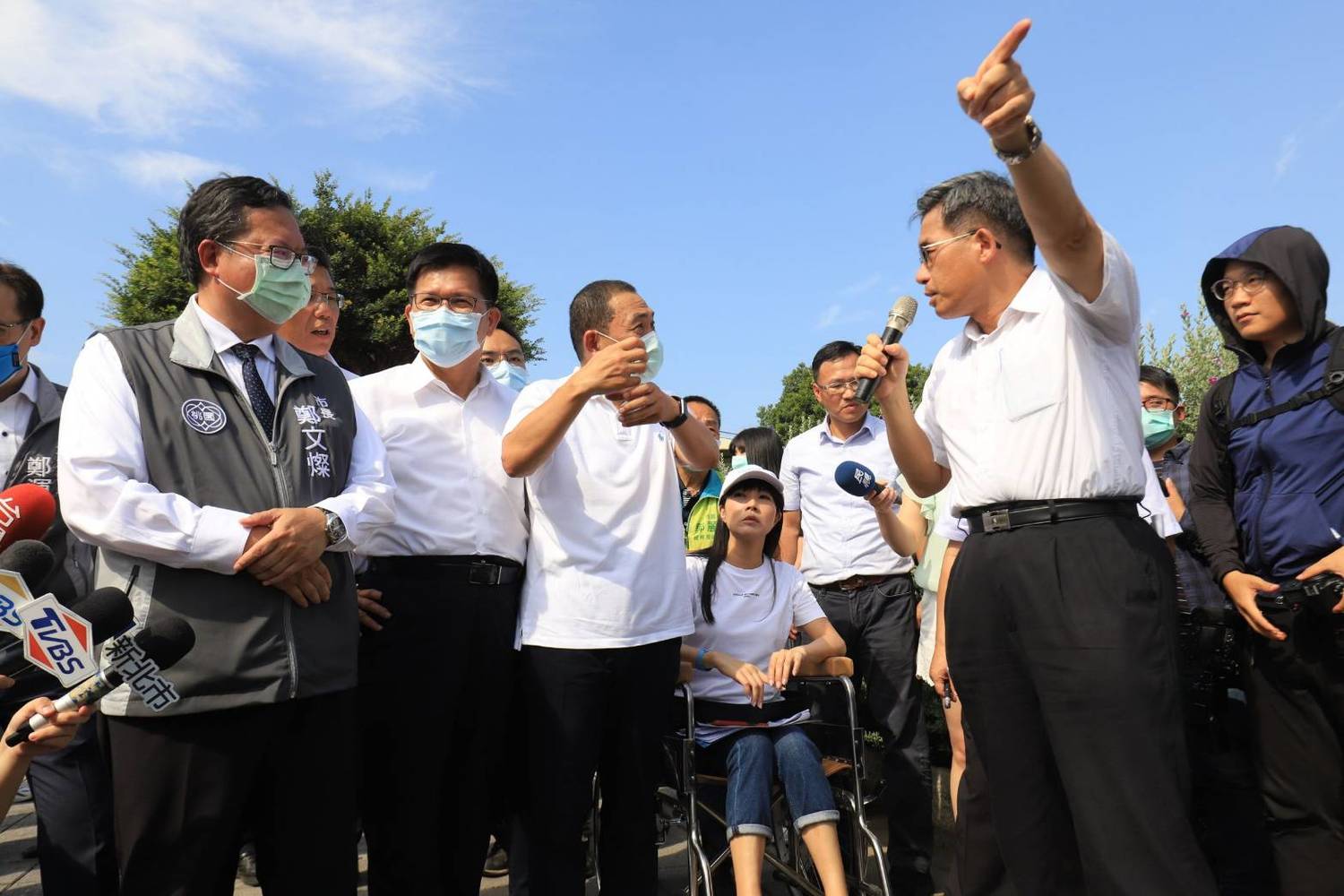 交通部長林佳龍、新北市長侯友宜、桃園市長鄭文燦今視察國道一號林口交流道工程 圖/本報攝影組 交通部長林佳龍、新北市長侯友宜、桃園市長鄭文燦今視察國道一號林口交流道工程 圖/本報攝影組