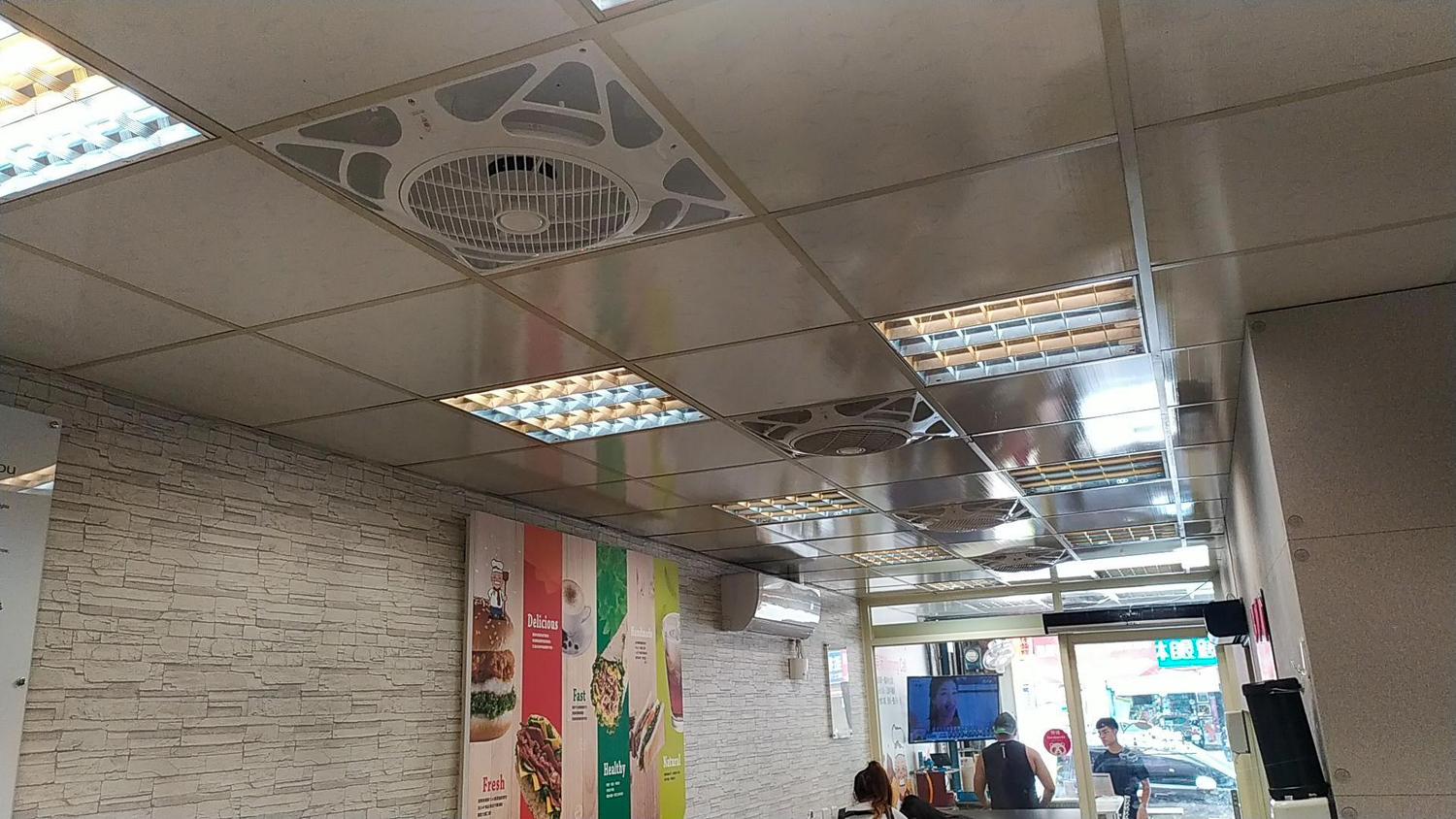 新北店家裝設吸頂循環扇及空氣門簾,大幅降低空氣悶熱感及有效阻隔廚油煙辛辣味飄散,一年約可節省8%的用電量。 圖:新北市經發局提供 新北店家裝設吸頂循環扇及空氣門簾,大幅降低空氣悶熱感及有效阻隔廚油煙辛辣味飄散,一年約可節省8%的用電量。 圖:新北市經發局提供