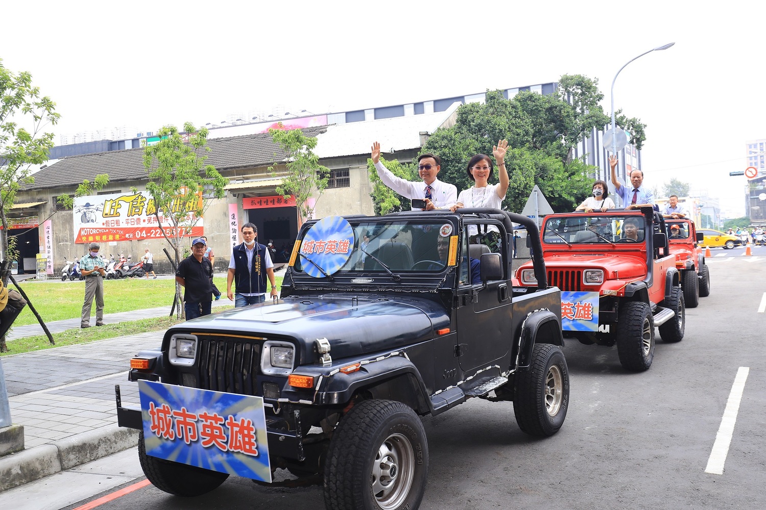 台中大智路今通車  所有權人代表搭乘「城市英雄」吉普車