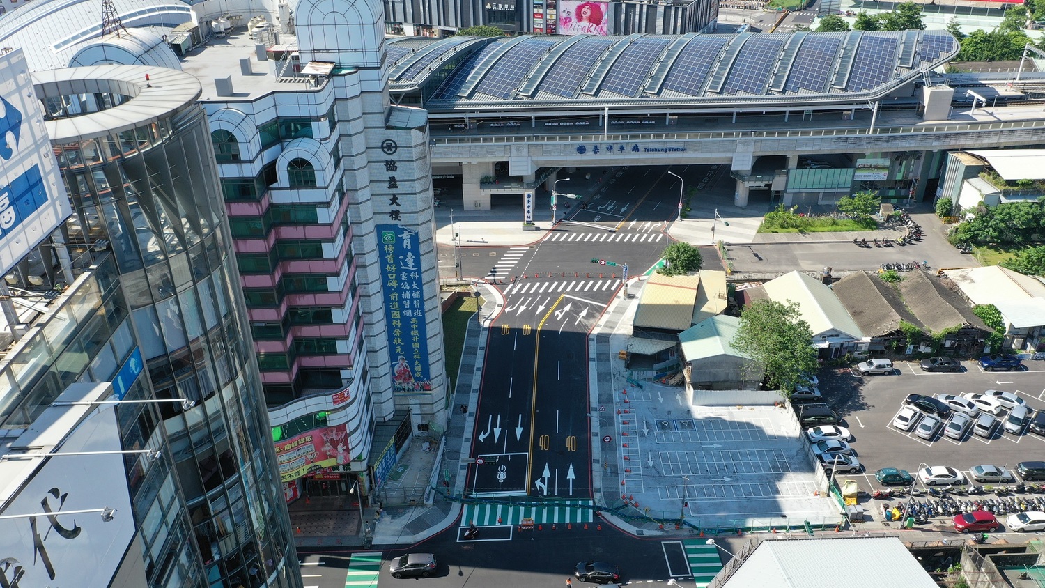 台中大智路今通車  所有權人代表搭乘「城市英雄」吉普車