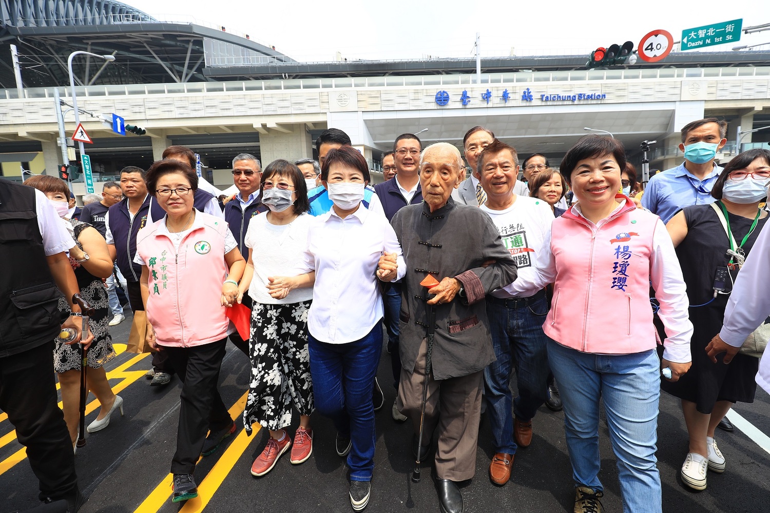 台中大智路今通車  所有權人代表搭乘「城市英雄」吉普車