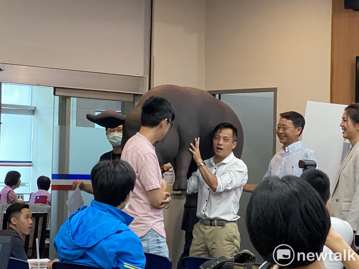 記者會結束後,國民黨市議員李明賢扛著黑毛豬模型離開現場。 圖:周煊惠 /攝 記者會結束後,國民黨市議員李明賢扛著黑毛豬模型離開現場。 圖:周煊惠 /攝