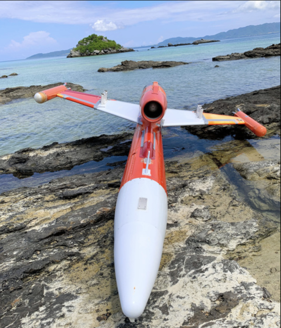日本沖繩竹富町海岸當地時間8日驚傳出漂來一架無法辨識的無人機。 圖:翻攝自《朝日新聞》 日本沖繩竹富町海岸當地時間8日驚傳出漂來一架無法辨識的無人機。 圖:翻攝自《朝日新聞》