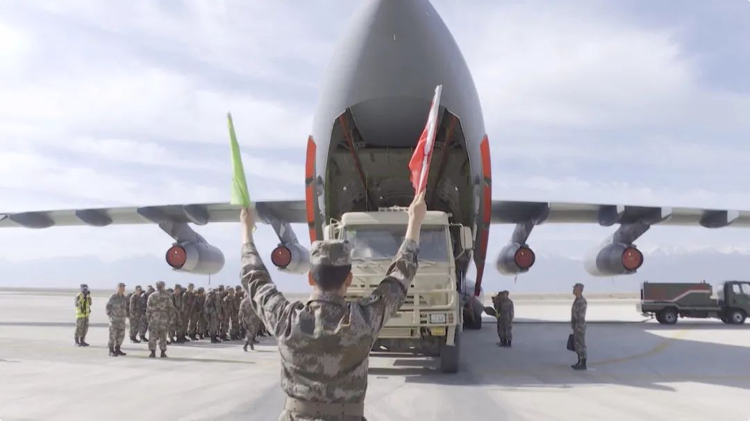 中國運20運輸機載運解放軍與裝備前往俄羅斯高加索地區參與聯合演習。 圖 : 翻攝自央視軍事 中國運20運輸機載運解放軍與裝備前往俄羅斯高加索地區參與聯合演習。 圖 : 翻攝自央視軍事