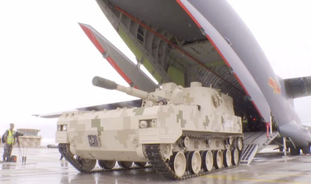中國運20運輸機裝載解放軍裝甲車。 圖 : 翻攝自央視軍事 中國運20運輸機裝載解放軍裝甲車。 圖 : 翻攝自央視軍事