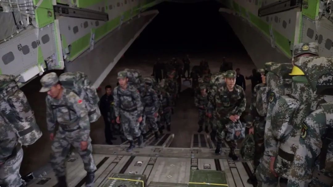 解放軍步行登上運20運輸機。 圖 : 翻攝自央視軍事 解放軍步行登上運20運輸機。 圖 : 翻攝自央視軍事