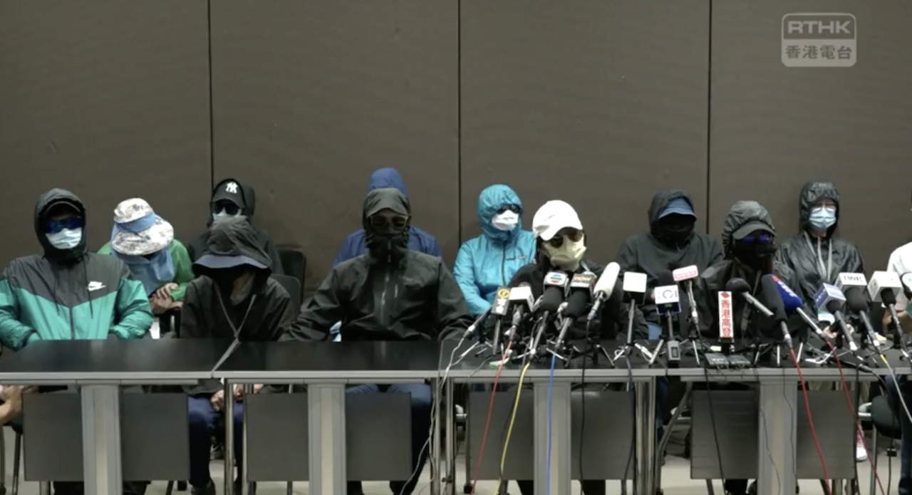 大部分的家屬也選擇身穿連帽外套、佩戴墨鏡口罩等方式保護身份。 圖:截取自《香港電台視像新聞》臉書 大部分的家屬也選擇身穿連帽外套、佩戴墨鏡口罩等方式保護身份。 圖:截取自《香港電台視像新聞》臉書