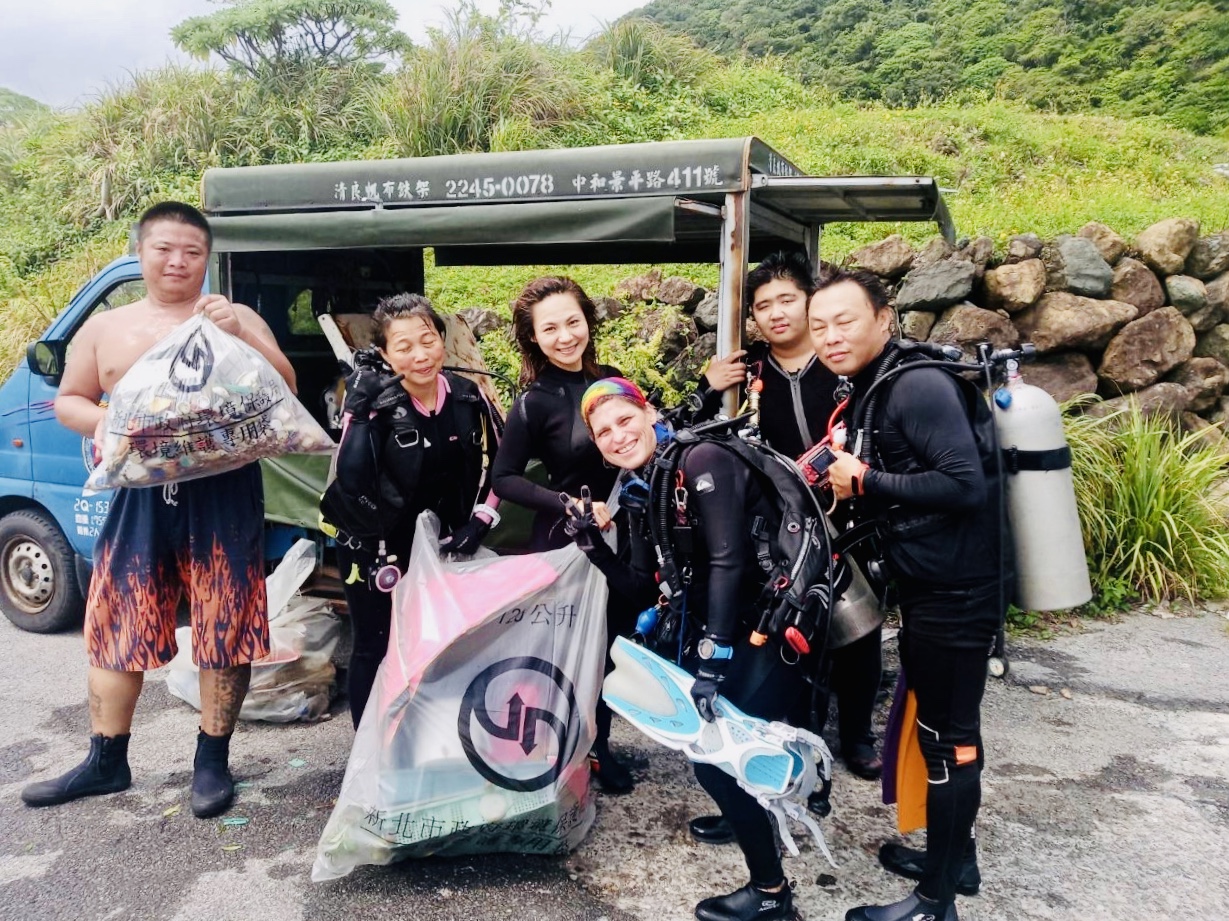 潛水團體熱情參與淨灘淨海活動。 圖:新北市環保局提供 潛水團體熱情參與淨灘淨海活動。 圖:新北市環保局提供