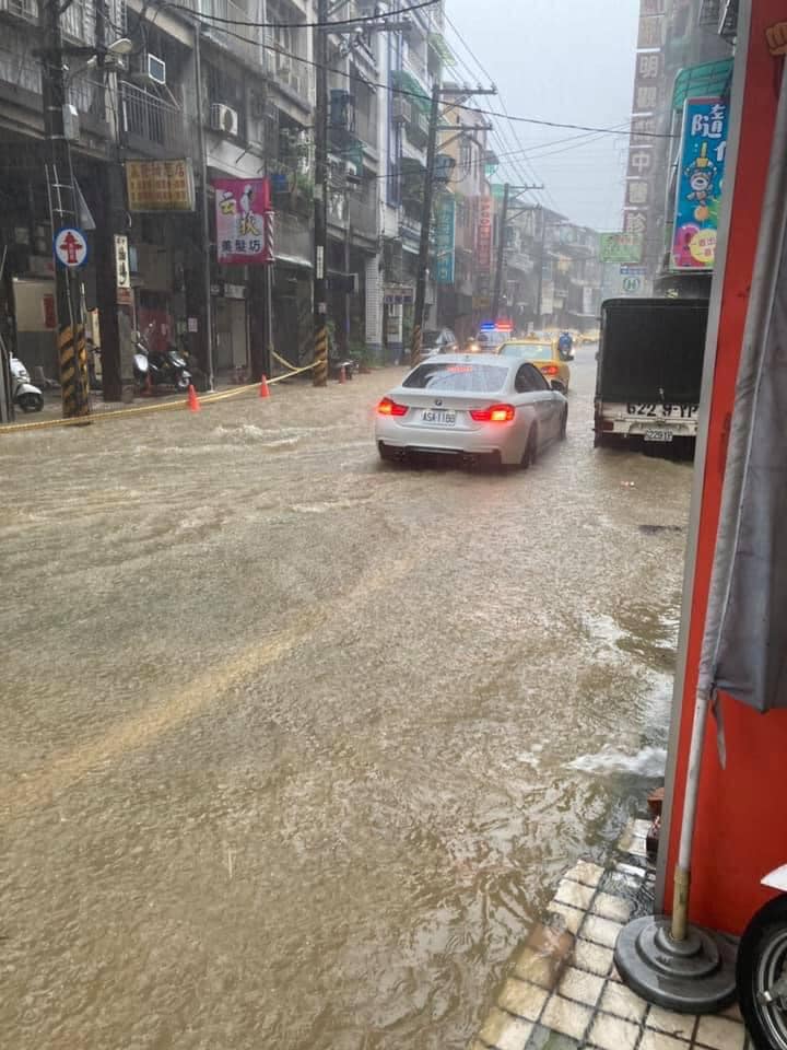 基隆多處道路淹水。 圖:翻攝自陳曉萍臉書 基隆多處道路淹水。 圖:翻攝自陳曉萍臉書