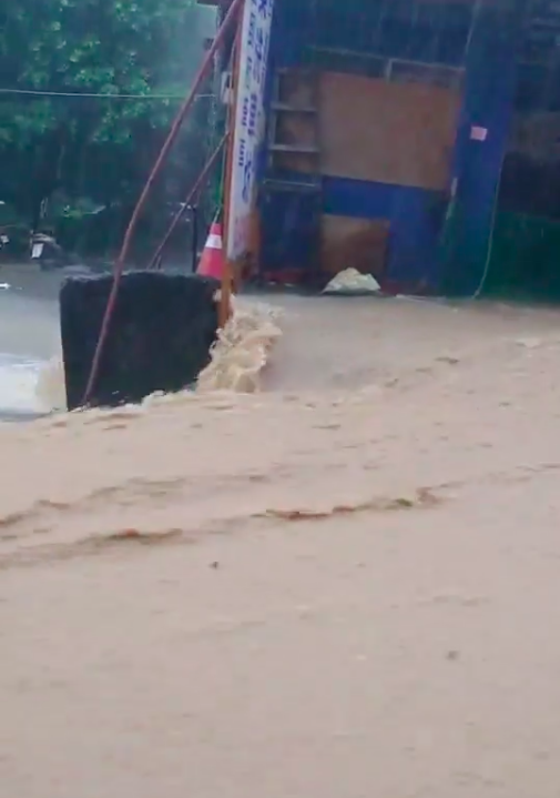 山區雨水沖刷有如小型瀑布。 圖:翻攝自爆料基隆臉書 山區雨水沖刷有如小型瀑布。 圖:翻攝自爆料基隆臉書