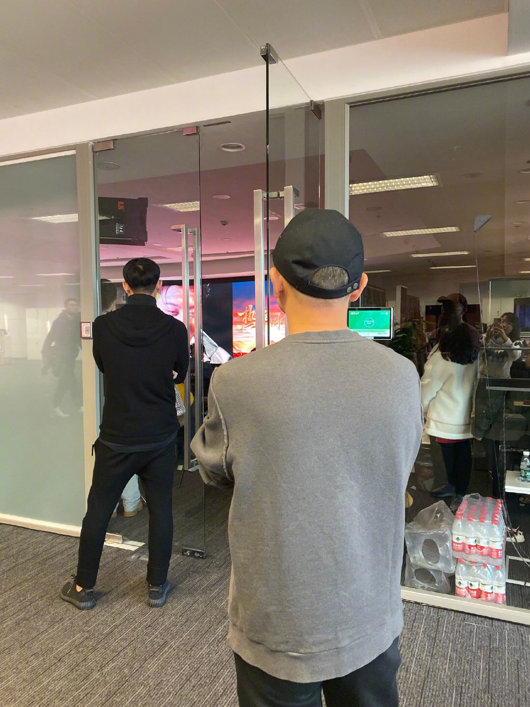 黃子韜父親生前從山東赴北京籌辦龍韜娛樂的開幕活動。 圖:翻攝微博 黃子韜父親生前從山東赴北京籌辦龍韜娛樂的開幕活動。 圖:翻攝微博