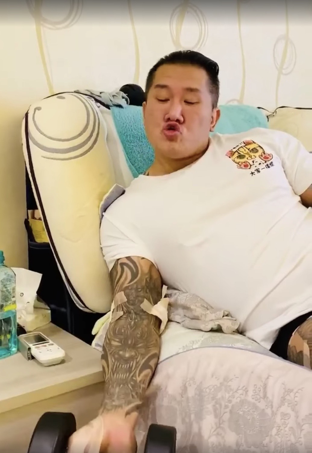 館長舉起來了！國家模範傳統整復推拿師：過度復建恐二次傷害