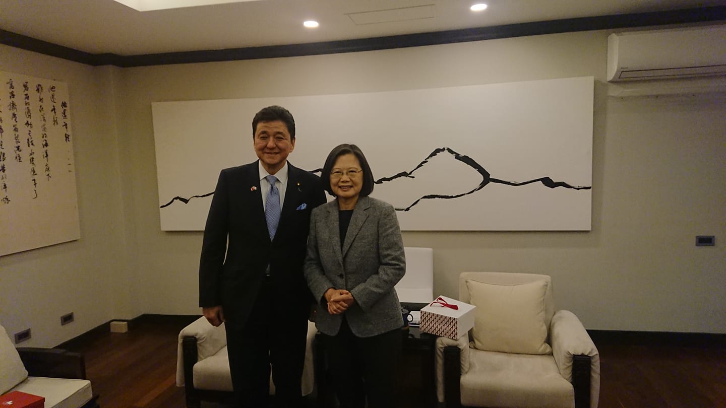 超級友台岸信夫任日防衛大臣：第一次出國就到台灣
