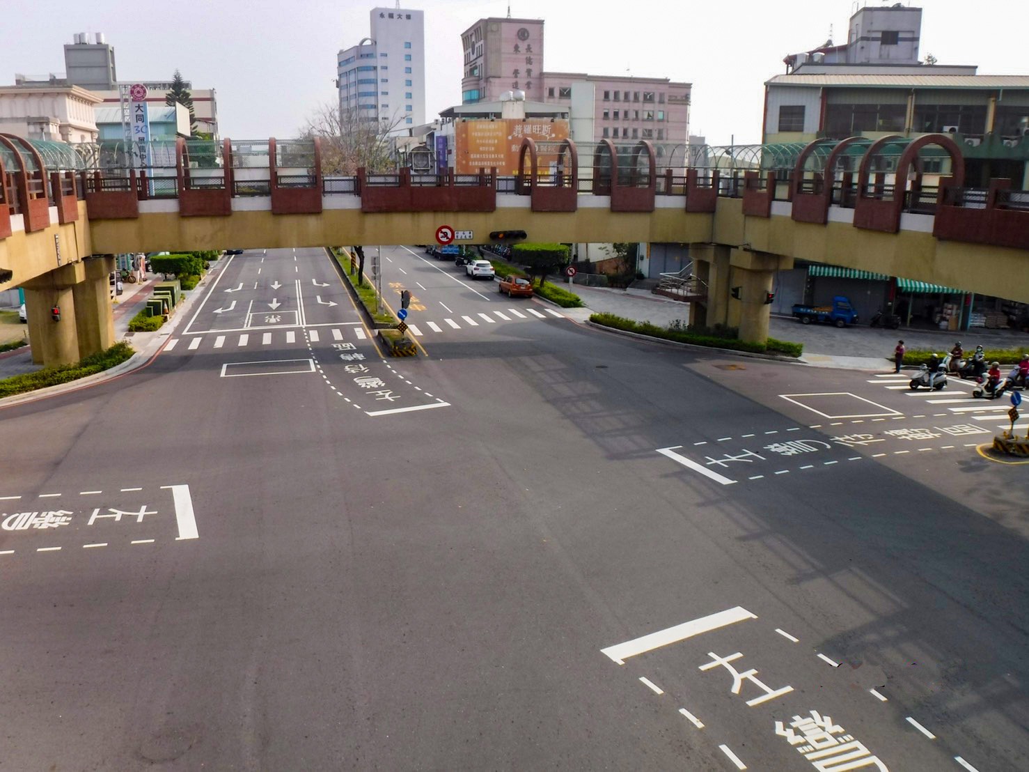 豐原中正路天橋9月17日晚間拆除。 圖:台中市政府提供 豐原中正路天橋9月17日晚間拆除。 圖:台中市政府提供