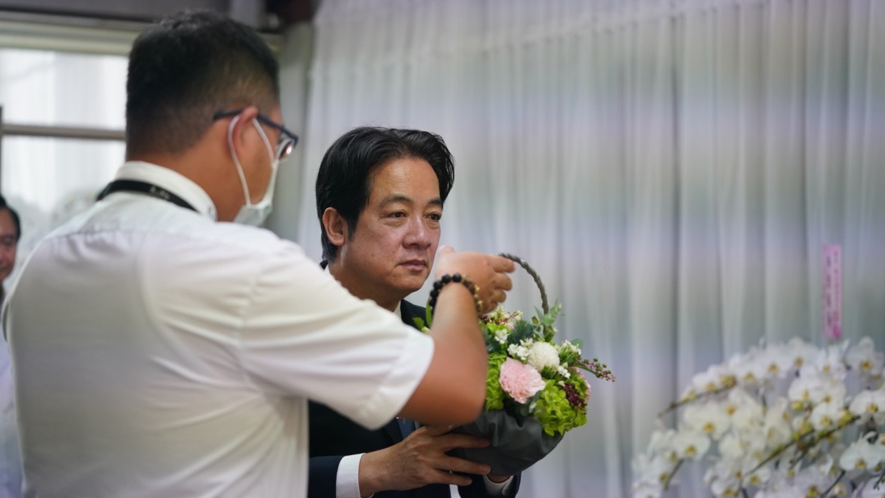 賴清德靈堂獻花。 圖:蔡其昌辦公室提供 賴清德靈堂獻花。 圖:蔡其昌辦公室提供