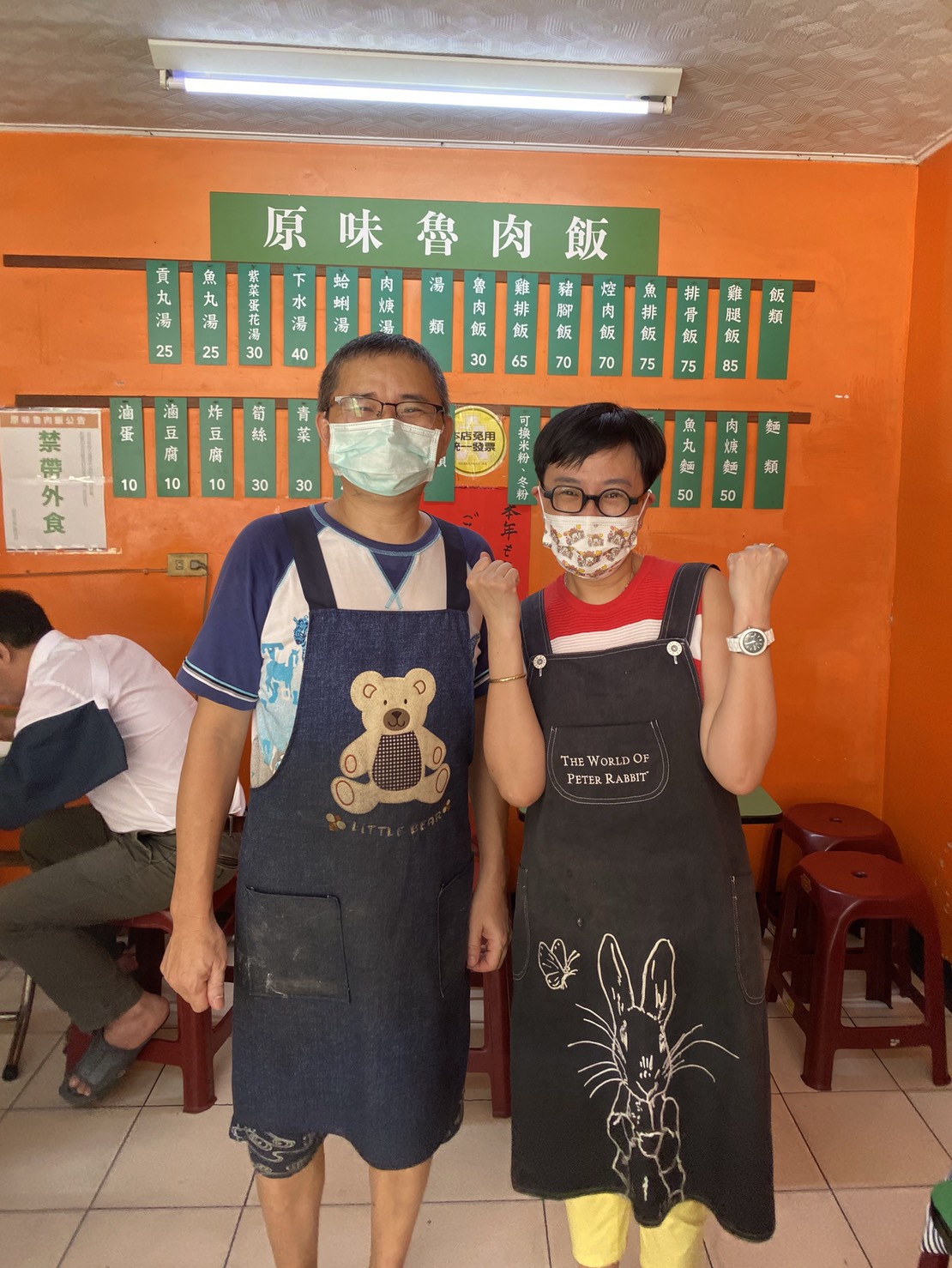 迪化街產品標示示範店家小吃攤老闆和老闆娘,老闆娘對阿中部長豪氣喊出要他當市長。 圖:新頭殻/攝 迪化街產品標示示範店家小吃攤老闆和老闆娘,老闆娘對阿中部長豪氣喊出要他當市長。 圖:新頭殻/攝