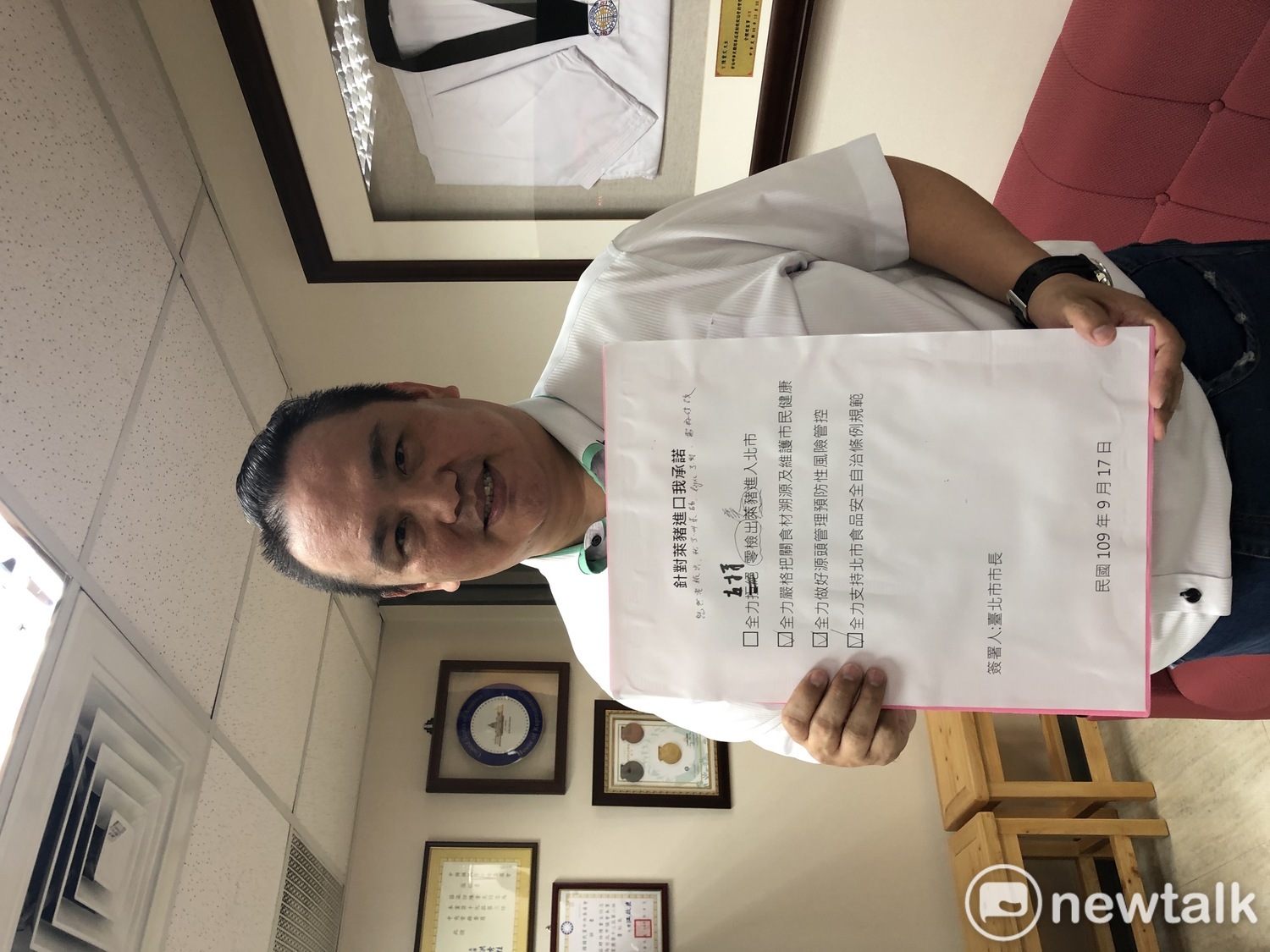 國民黨團書記長陳重文出示要求台北市長柯文哲簽署的承諾書。 圖:陳重文辦公室 / 提供 國民黨團書記長陳重文出示要求台北市長柯文哲簽署的承諾書。 圖:陳重文辦公室 / 提供